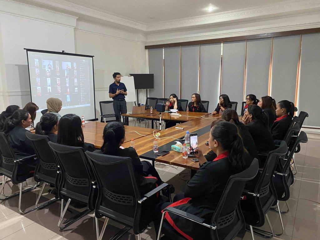 Petugas membersihkan kaca jendela gedung